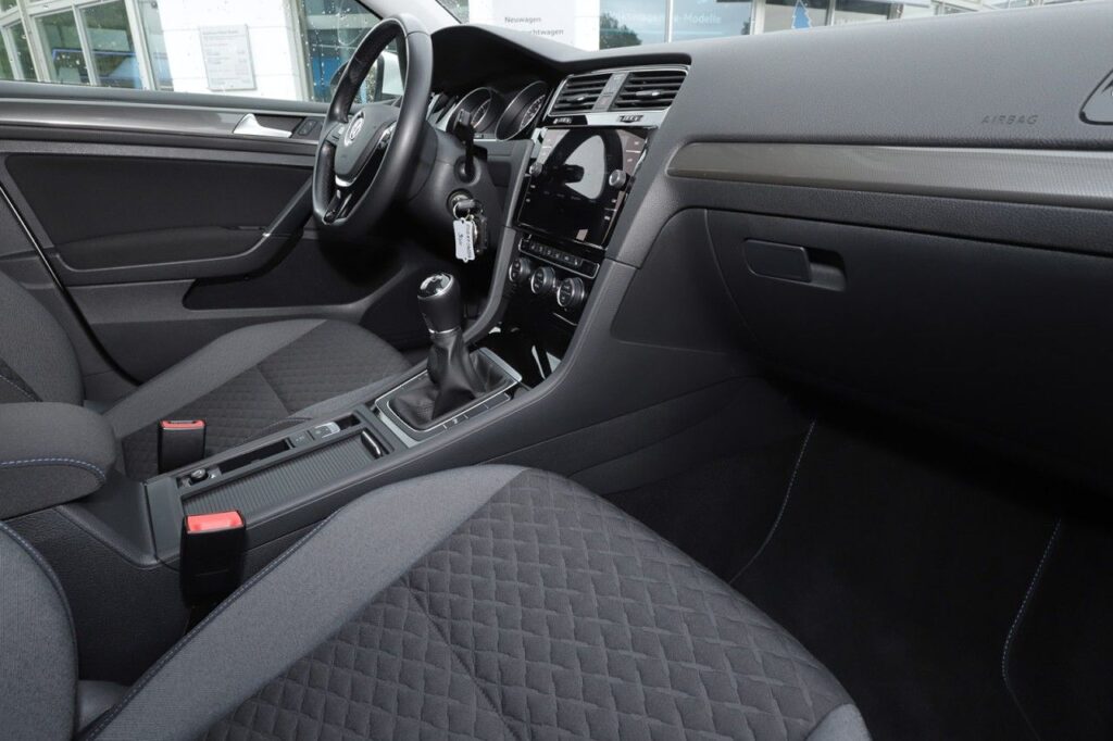 Volkswagen Golf Exposé-Bild 8