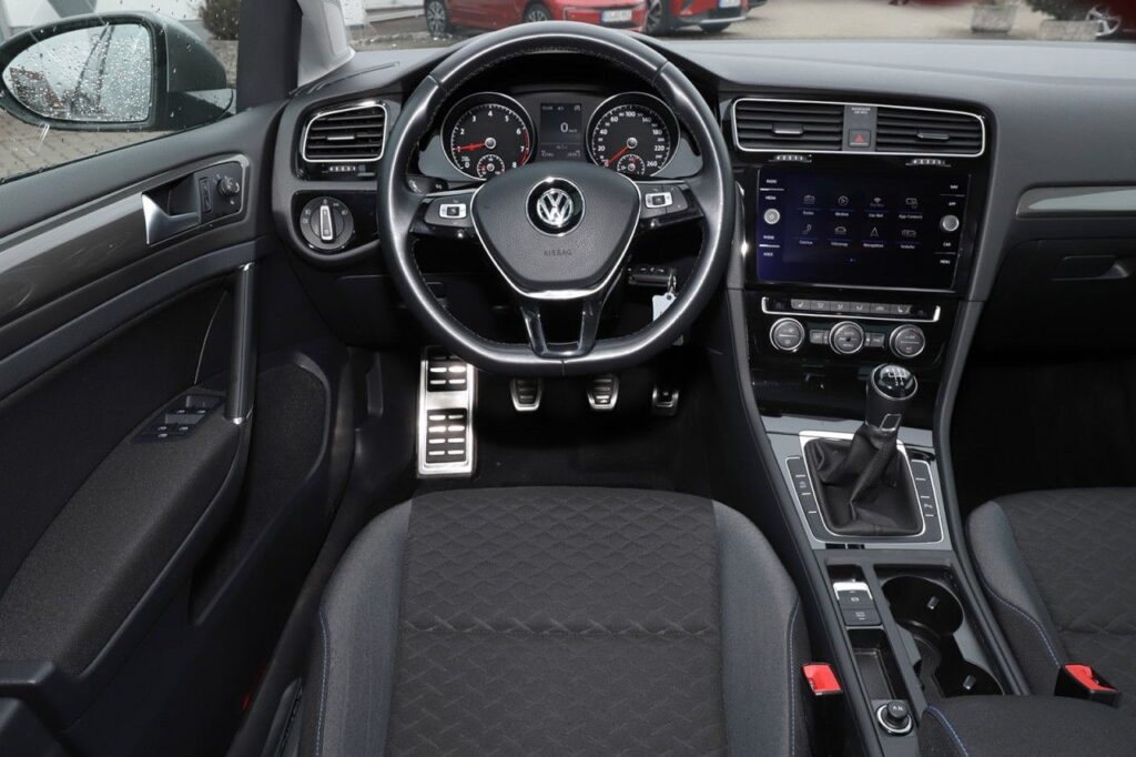 Volkswagen Golf Exposé-Bild 12