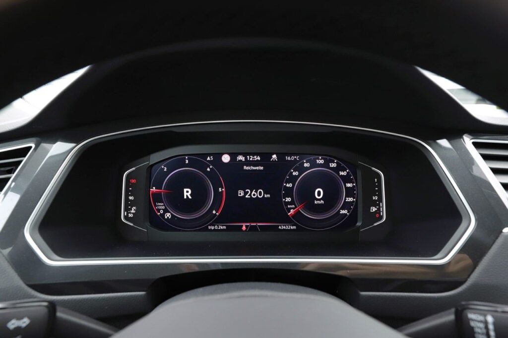 Volkswagen Tiguan Exposé-Bild 14