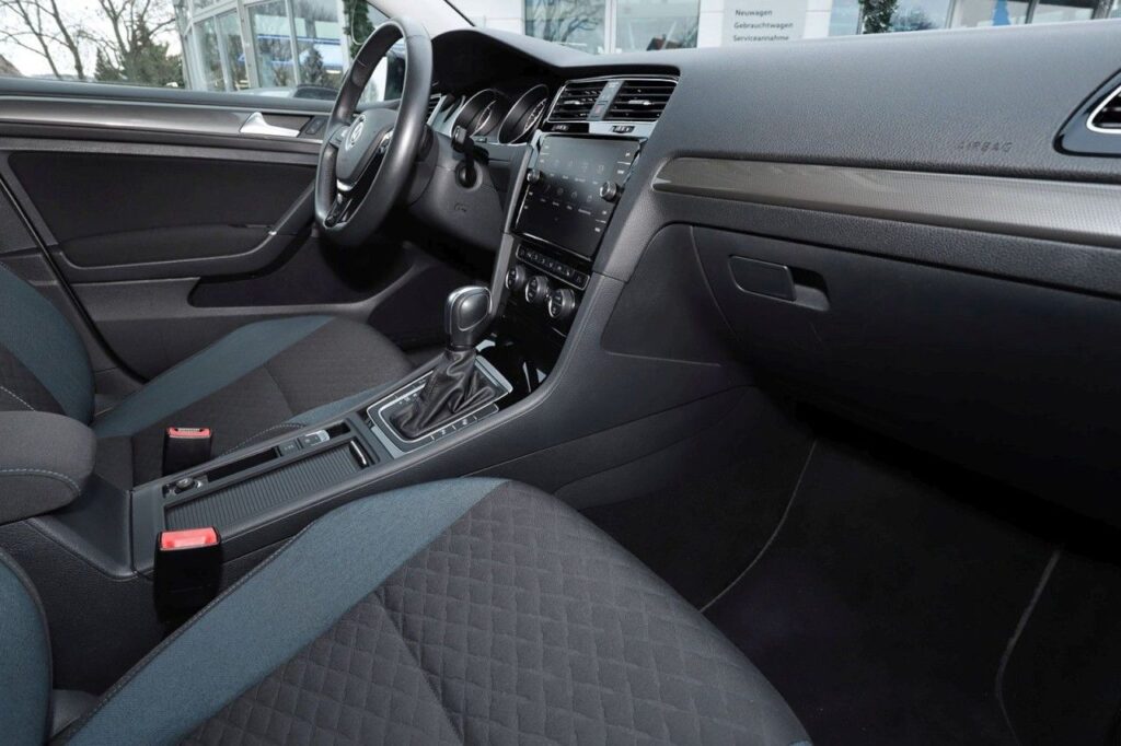 Volkswagen Golf Exposé-Bild 9