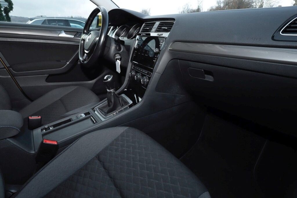 Volkswagen Golf Exposé-Bild 8