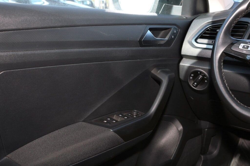 Volkswagen T-Roc Exposé-Bild 12