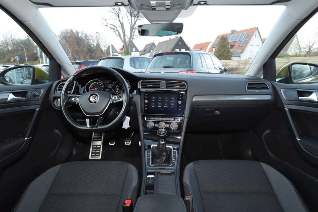 Volkswagen Golf Exposé-Bild 10