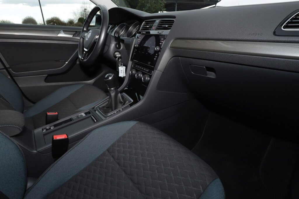 Volkswagen Golf Exposé-Bild 8